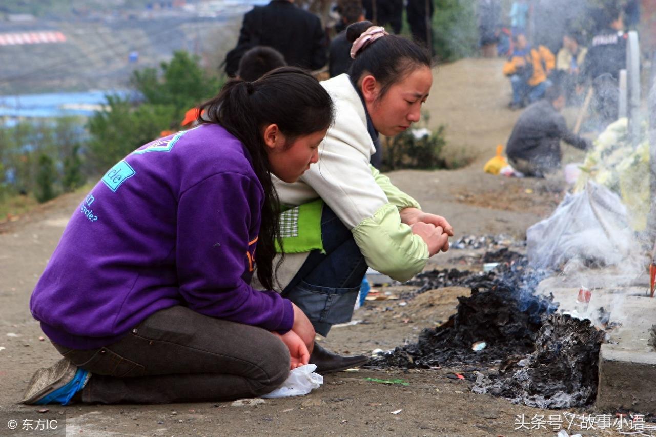 祭奠汶川地震逝去的亲人，13个令人心碎的瞬间，让我再看你一眼