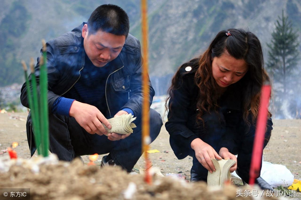 祭奠汶川地震逝去的亲人，13个令人心碎的瞬间，让我再看你一眼