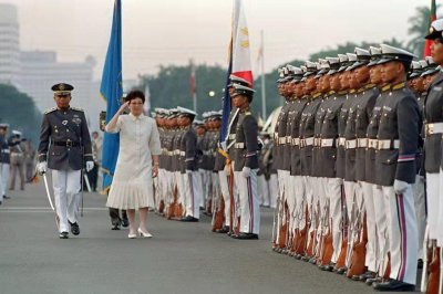 ​全球第一位华人女总统，1988年亲回福建祭祖，上台后将美军赶出国