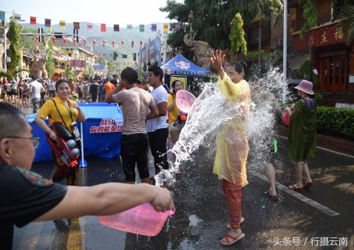 云南西双版纳泼水节欢乐开泼太壮观！万人狂欢一秒湿身！