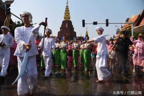 云南西双版纳泼水节欢乐开泼太壮观！万人狂欢一秒湿身！