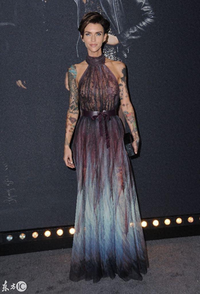 女星云集好莱坞出席《完美3》首映式，鲁比洛斯透明长裙性感妩媚