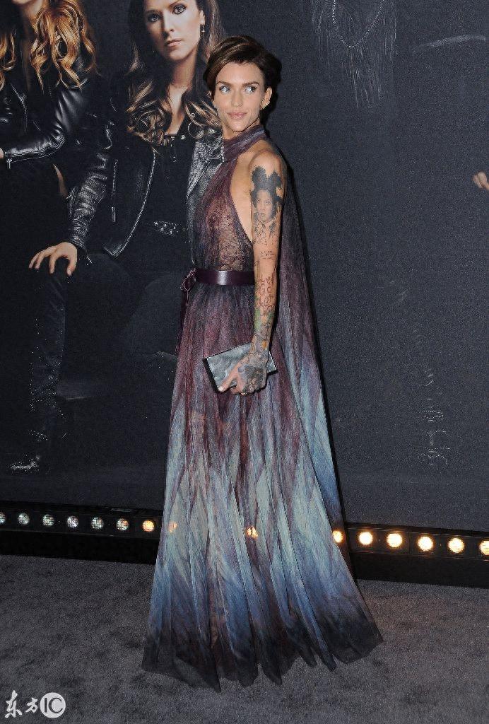 女星云集好莱坞出席《完美3》首映式，鲁比洛斯透明长裙性感妩媚