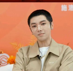 ​华晨宇寸头造型新鲜出炉，前后脑壳分层严重，难掩植发痕迹