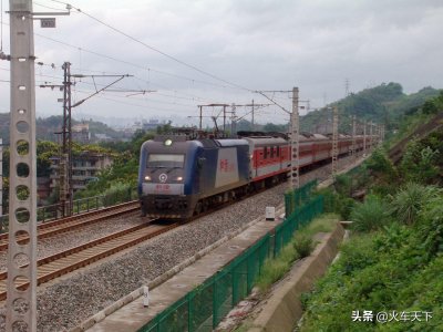 ​这趟运行在福州与重庆之间的旅客列车开行已经十年 曾经有特色涂装