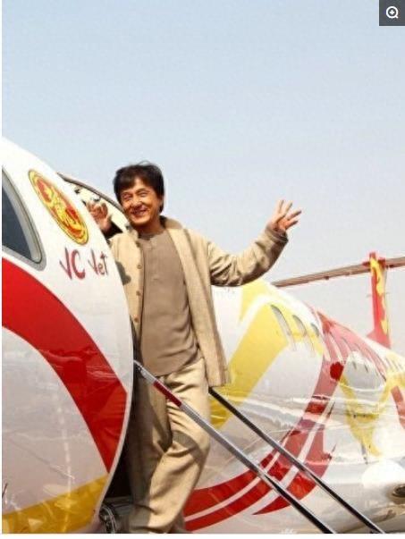 成龙的私人飞机，真是高大上啊