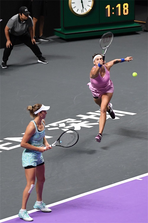 网球——WTA年终总决赛:巴博斯/姆拉德诺维奇胜梅尔滕斯/萨巴伦卡