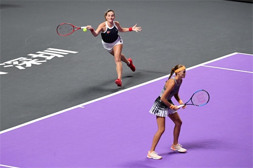 网球——WTA年终总决赛:巴博斯/姆拉德诺维奇胜梅尔滕斯/萨巴伦卡