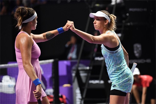 网球——WTA年终总决赛:巴博斯/姆拉德诺维奇胜梅尔滕斯/萨巴伦卡