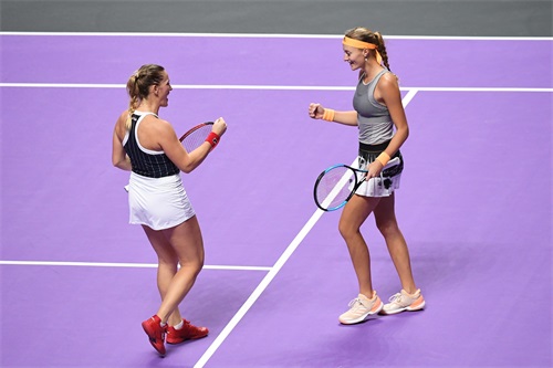 网球——WTA年终总决赛:巴博斯/姆拉德诺维奇胜梅尔滕斯/萨巴伦卡