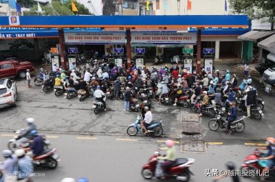 ​越南深夜的加油站人满为患，是什么导致了燃油荒？