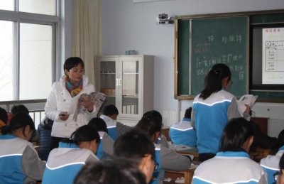 ​“手绘校服”惊艳众人，文理科生别具一格，同学看到忍不住夸赞