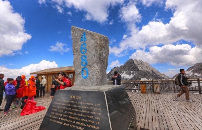 徒步玉龙雪山4680海拔，天朗气清乾坤万里，盖世而独立！