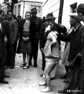 ​实拍二战中乌克兰人扒光犹太妇女衣服，街上肆意侮辱、蹂躏、打骂
