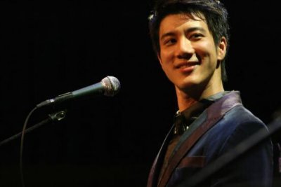 ​王力宏《跑男》后首发新歌《听爱》，力挺728院线《豆福传》