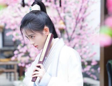 ​继鞠婧祎后，新晋“古装女神”彭小苒“踩高跷”拍戏，身高被质疑