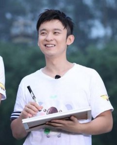 ​“京圈少爷”董子健，入圈9年英年早婚，儿时梦想成为出租车司机