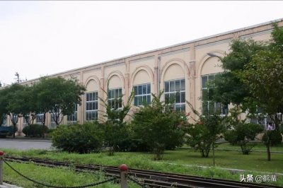 ​中国自主研制的东风4型内燃机车媲美进口机车