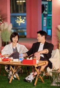 ​陆毅鲍蕾合体录综艺，穿情侣鞋甜蜜吸睛，陆毅西装配短裤个性时髦