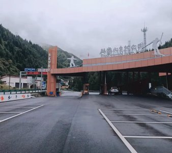 ​四川马尔康市是“一线”城市，这里的鹧鸪山是317国道第一座雪山