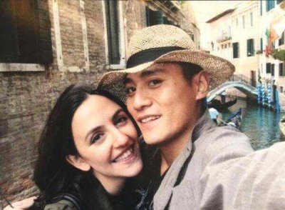 ​刘烨晒与安娜恋爱旧照庆结婚10年，年轻的他们男才女貌配一脸