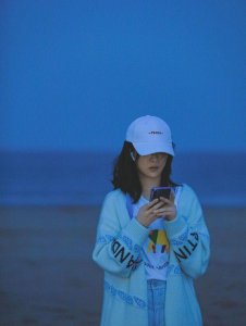 ​杨紫放弃浓妆了，“素颜”在海边拍照，抓拍镜头下五官过分真实