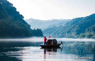 ​湖南资兴市东江湖雾漫小东江，白雾缥缈绵延青山的小东江景色如画