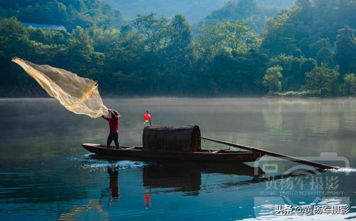 湖南资兴市东江湖雾漫小东江，白雾缥缈绵延青山的小东江景色如画