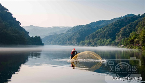 湖南资兴市东江湖雾漫小东江，白雾缥缈绵延青山的小东江景色如画
