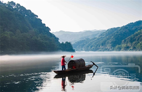 湖南资兴市东江湖雾漫小东江，白雾缥缈绵延青山的小东江景色如画