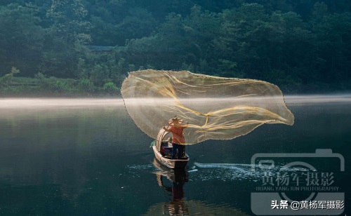 湖南资兴市东江湖雾漫小东江，白雾缥缈绵延青山的小东江景色如画