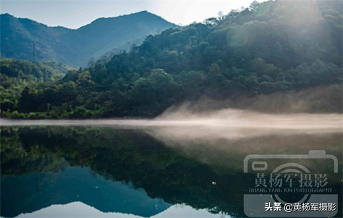 湖南资兴市东江湖雾漫小东江，白雾缥缈绵延青山的小东江景色如画