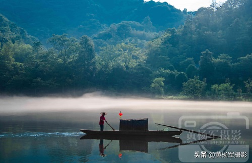 湖南资兴市东江湖雾漫小东江，白雾缥缈绵延青山的小东江景色如画