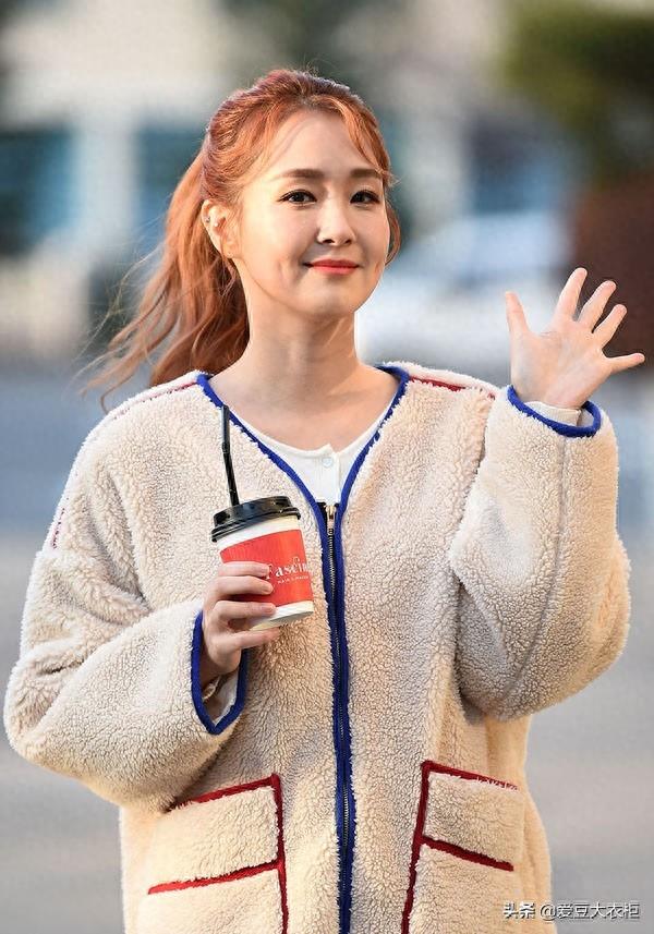 冬天就要暖洋洋的,穿毛绒外套的吴贞妍大写的青春活力