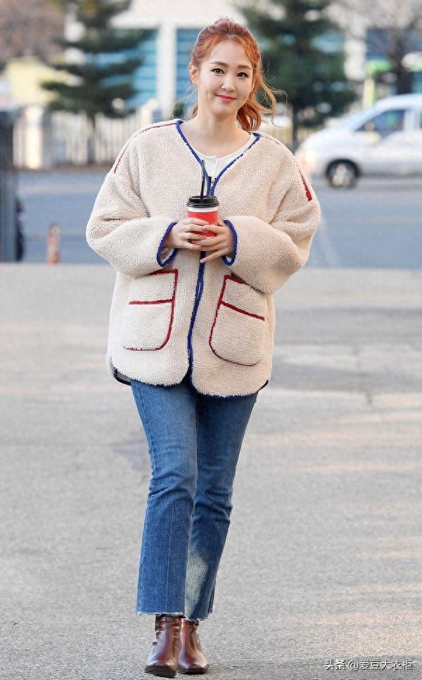 冬天就要暖洋洋的,穿毛绒外套的吴贞妍大写的青春活力