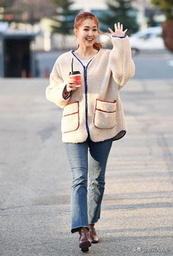 冬天就要暖洋洋的,穿毛绒外套的吴贞妍大写的青春活力