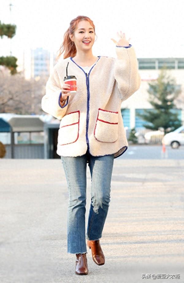 冬天就要暖洋洋的,穿毛绒外套的吴贞妍大写的青春活力