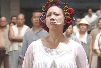 ​著名女打星元秋有多厉害？成龙敬她三分，周星驰低声下气求出山