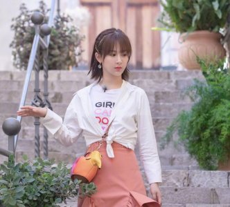 ​“发际线高”的女人，建议留以下4种“刘海”，显脸小还显年轻