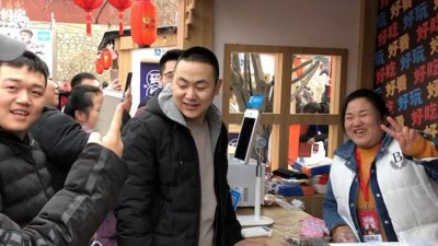 ​非洲小伙也来凑热闹！排长队就为“腰子姐”一句“来了，老弟”