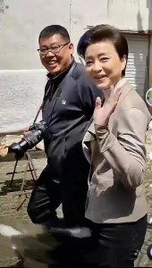 ​杨澜素颜跑步照曝光，网友惊叹岁月留下的魅力，姿态透露成熟风采