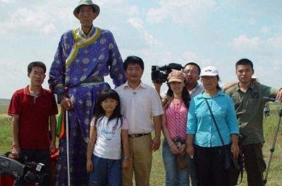 ​身高2.36米的鲍喜顺，不顾医生建议冒险生子，如今儿子身高1.69米