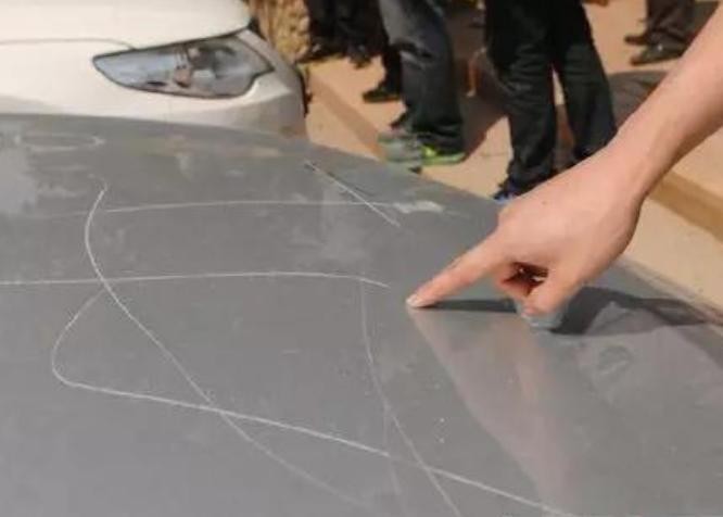 新车被别人刮了点漆怎么办(小刮蹭千万别补漆)