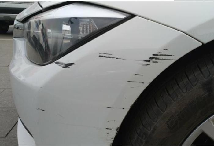 新车被别人刮了点漆怎么办(小刮蹭千万别补漆)