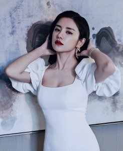 ​伊一个人资料（伊一顶替朱丹一姐的位置）