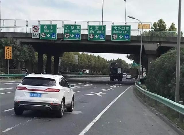 载货汽车高速最高时速是多少(大货车高速限速100还是80)