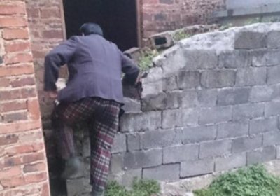 ​贵州村民家门被空坟堵11年 , 进出爬坟 , 家人崩溃 : 到底哪个部门管？