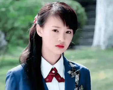 ​18岁出道就封神，国民闺女郑爽，毁掉自己后她如今怎么样了？