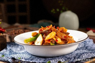 ​回锅肉：一块猪肉的逆袭传奇，好吃到让你想舔盘子！