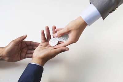 ​女孩找你借钱说明什么，女生向男生借钱代表什么